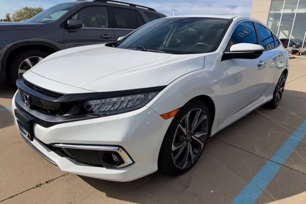 2019 Honda Civic Touring photo 1