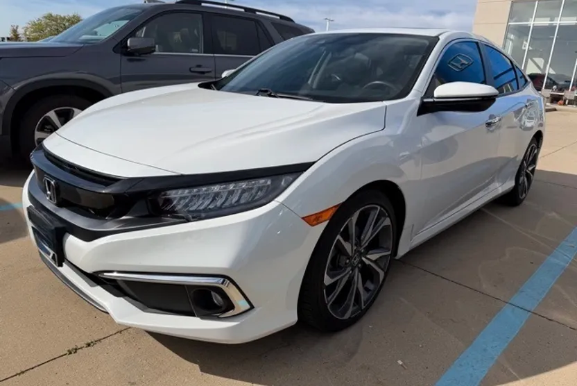 2019 Honda Civic Touring photo 1