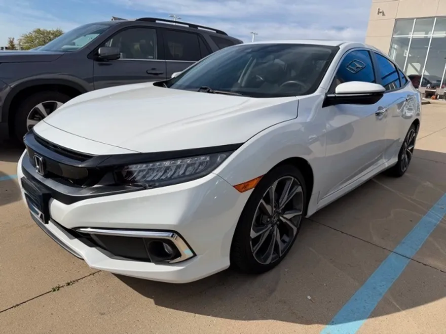2019 Honda Civic Touring photo 1