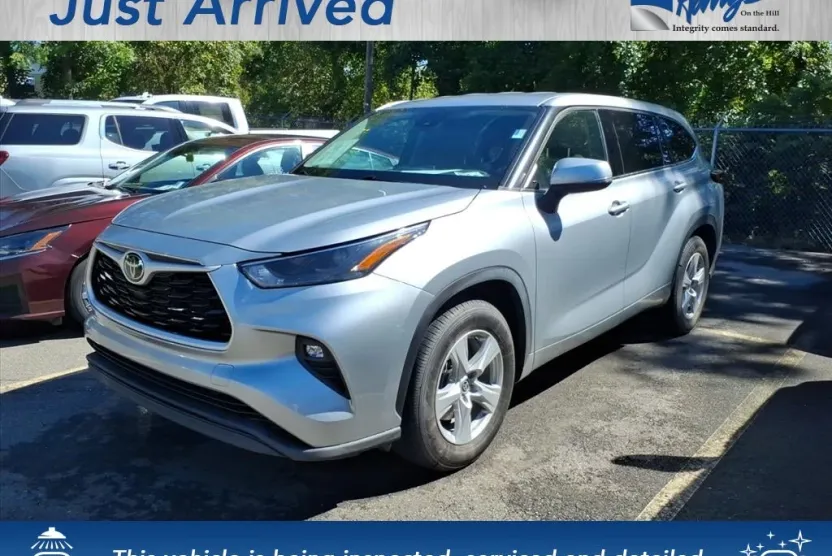 2022 Toyota Highlander LE photo 1