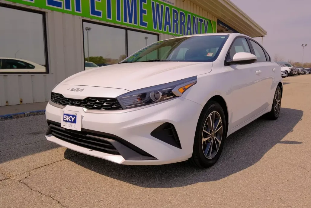 2023 Kia Forte LXS photo 1