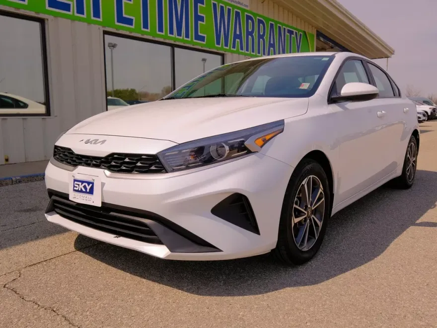 2023 Kia Forte LXS photo 1