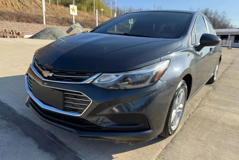 2017 Chevrolet Cruze LT photo 1