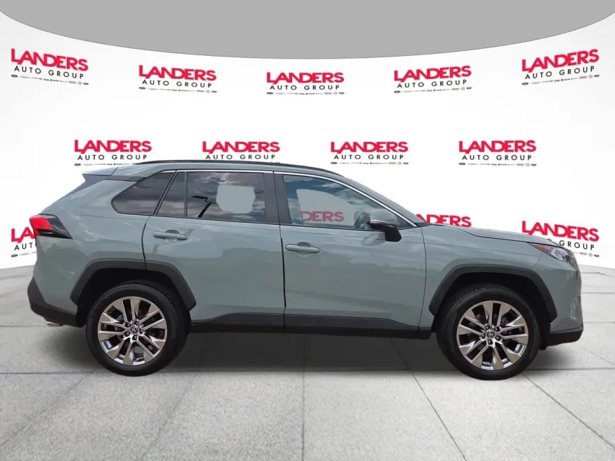 2021 Toyota RAV4 XLE Premium photo 1