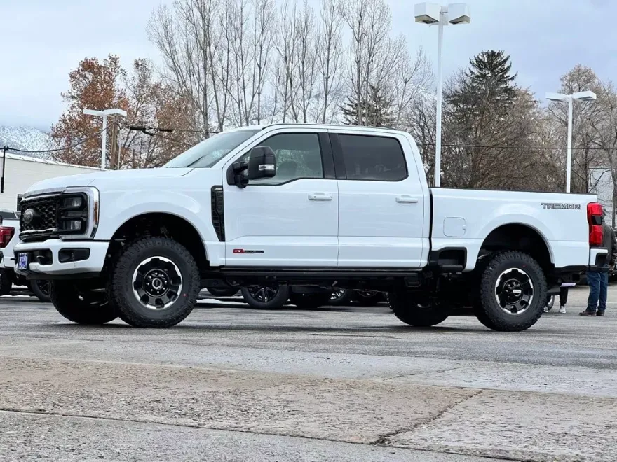 2025 Ford F-350 Lariat photo 1