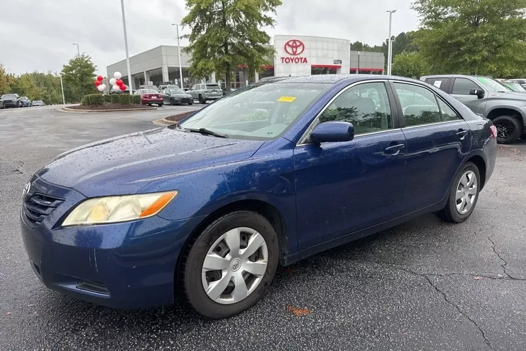 2009 Toyota Camry LE photo 1