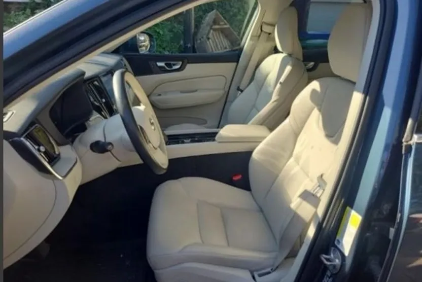 2023 Volvo XC60 B5 Plus photo 1