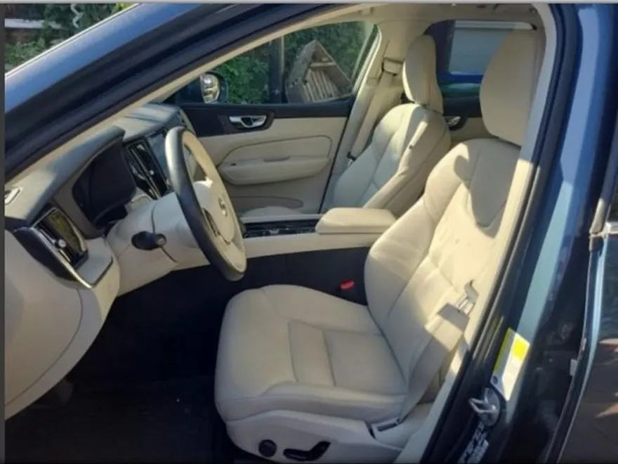 2023 Volvo XC60 B5 Plus photo 1