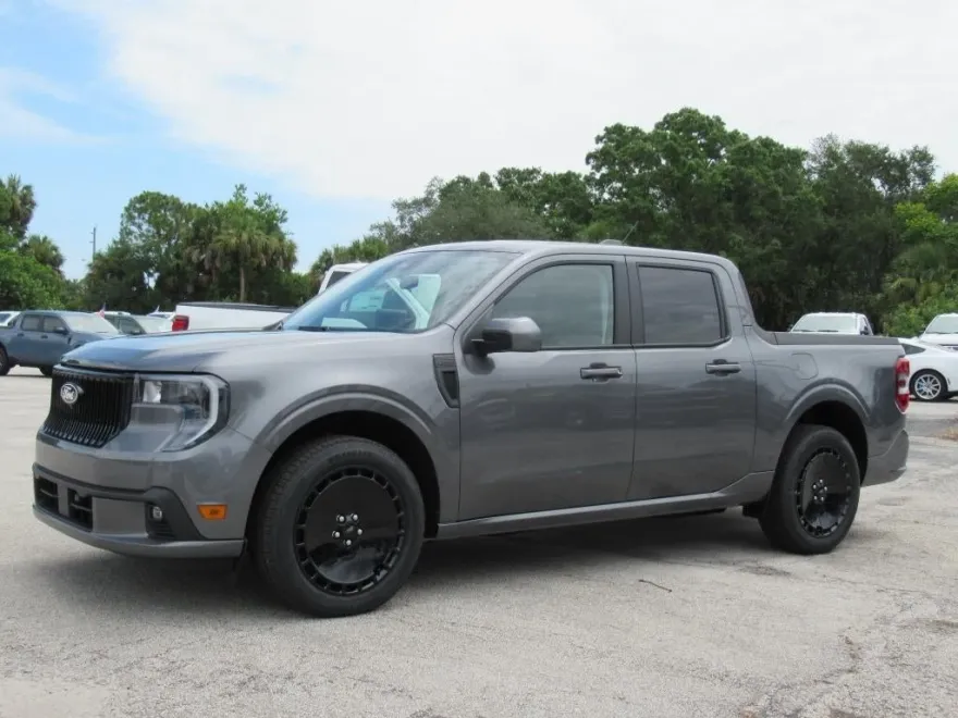 2025 Ford Maverick photo 1