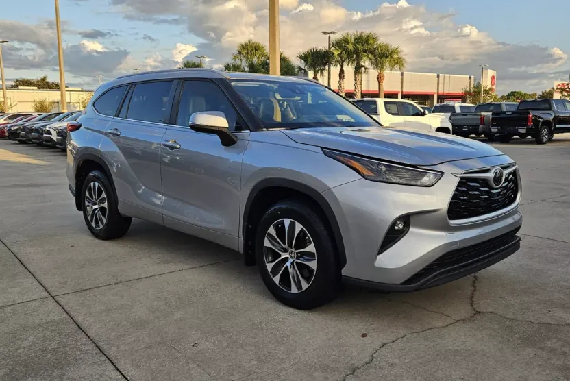 2023 Toyota Highlander XLE photo 1