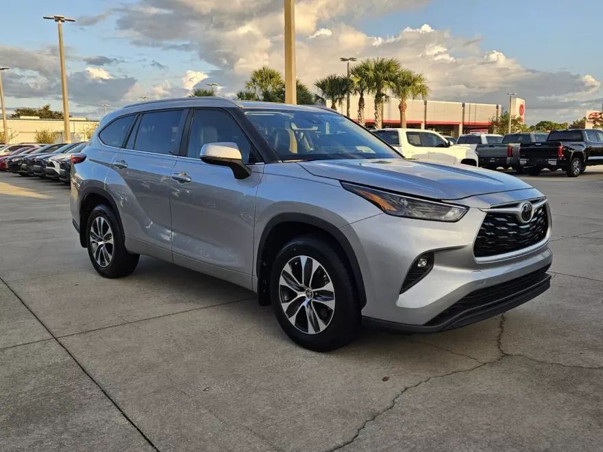 2023 Toyota Highlander XLE photo 1