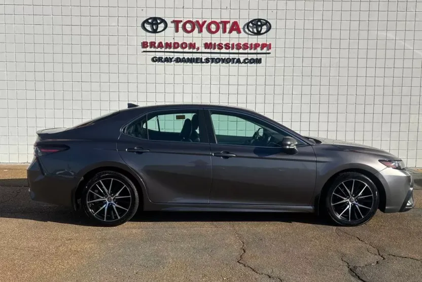 2022 Toyota Camry Hybrid SE photo 1