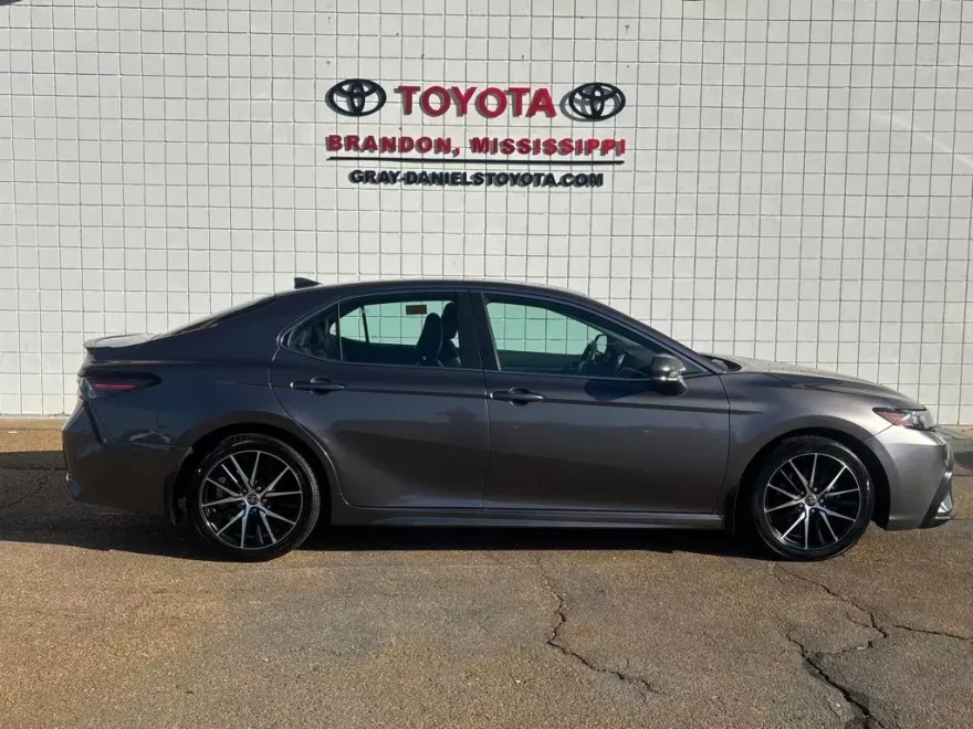 2022 Toyota Camry Hybrid SE photo 1