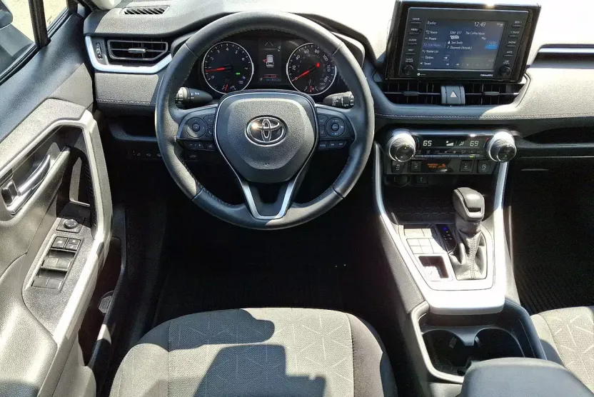 2021 Toyota RAV4 XLE photo 1