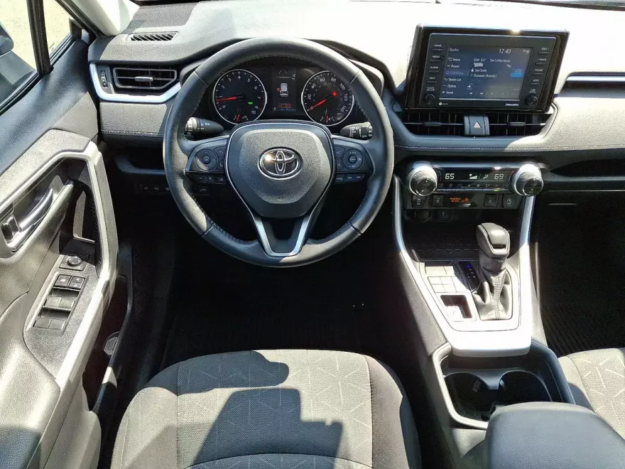 2021 Toyota RAV4 XLE photo 1