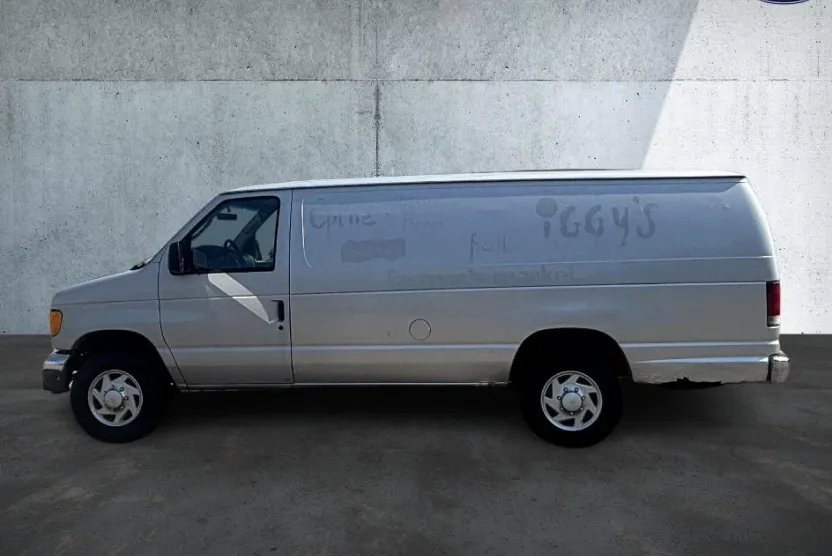 2004 Ford E-250 photo 1