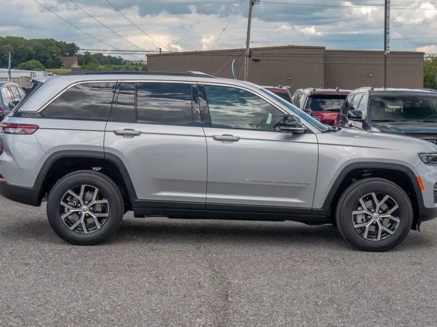 2025 Jeep Grand Cherokee Limited photo 1