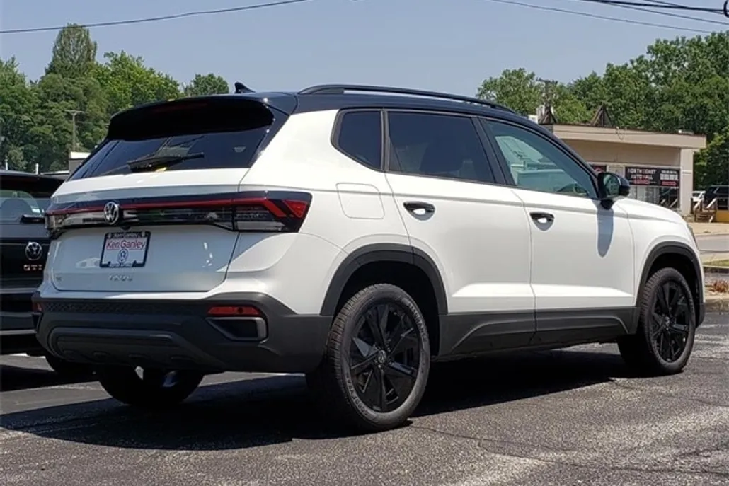 2025 Volkswagen Taos SE photo 1