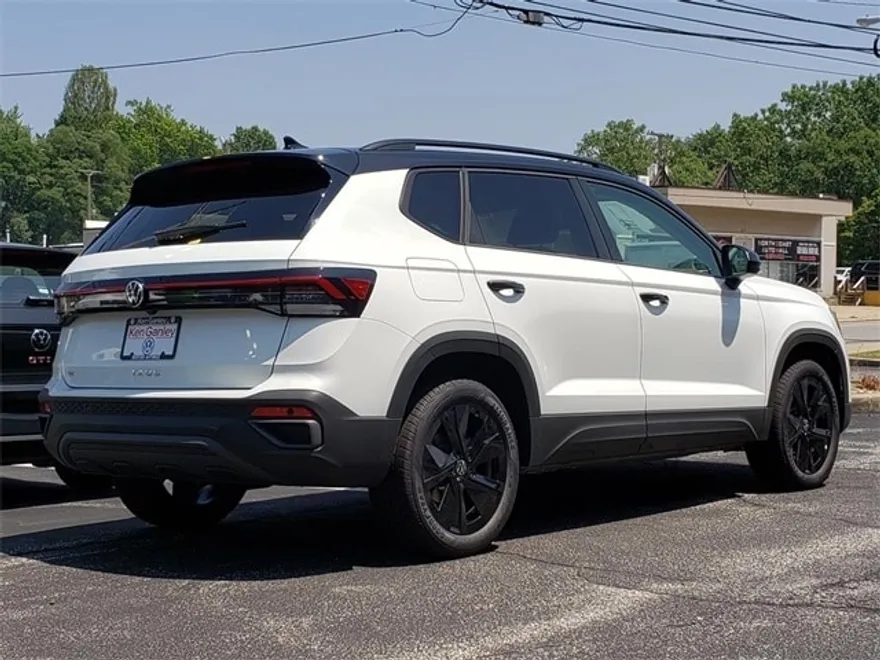 2025 Volkswagen Taos SE photo 1