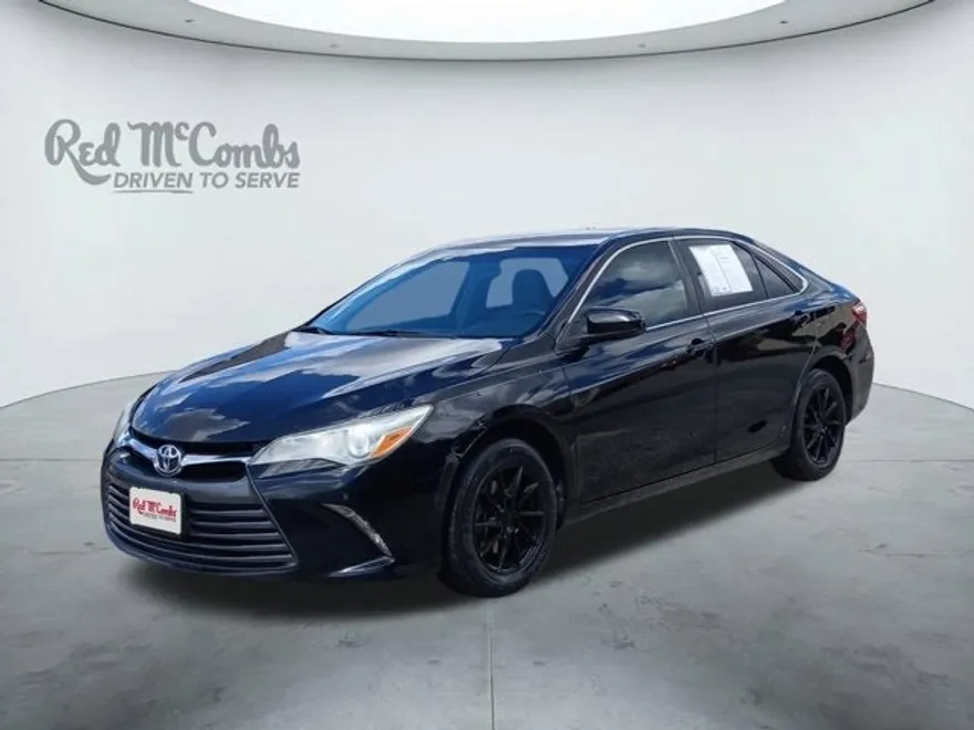 2017 Toyota Camry LE photo 1
