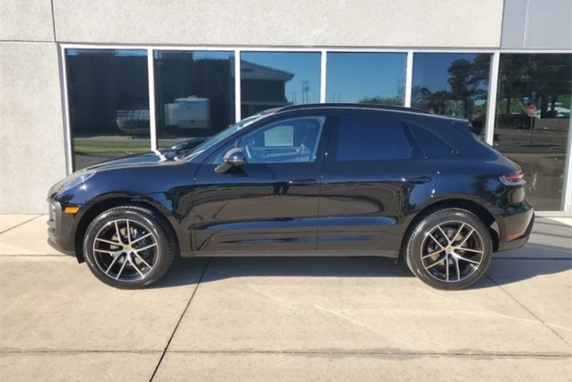 2025 Porsche Macan photo 1