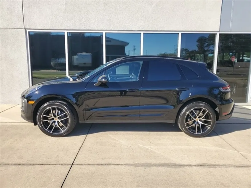 2025 Porsche Macan photo 1