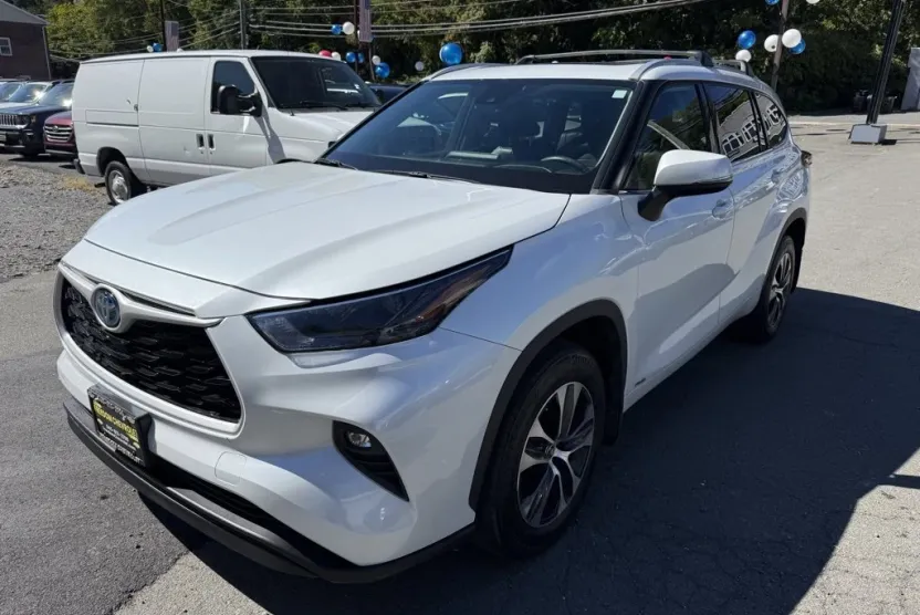 2022 Toyota Highlander Hybrid XLE photo 1