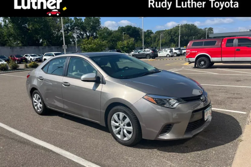 2015 Toyota Corolla LE photo 1