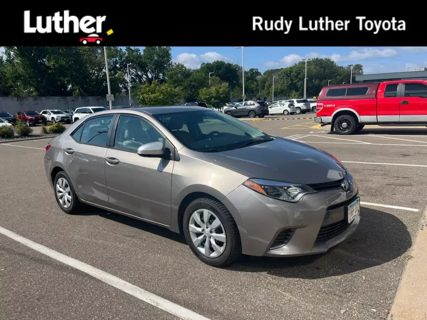 2015 Toyota Corolla LE photo 1