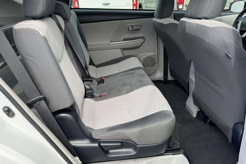 2015 Toyota Prius V Two photo 1