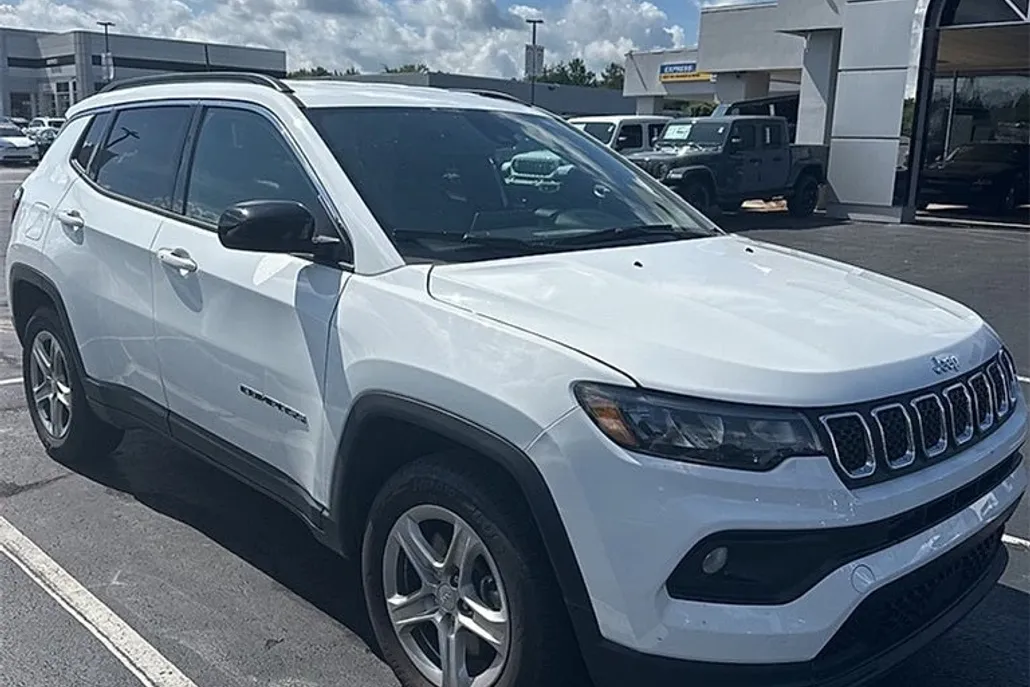 2024 Jeep Compass Latitude photo 1