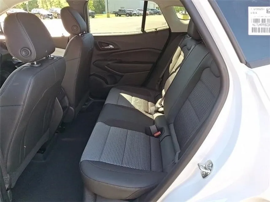 2025 Chevrolet Trax LT photo 8