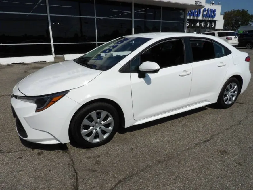 2021 Toyota Corolla LE photo 1