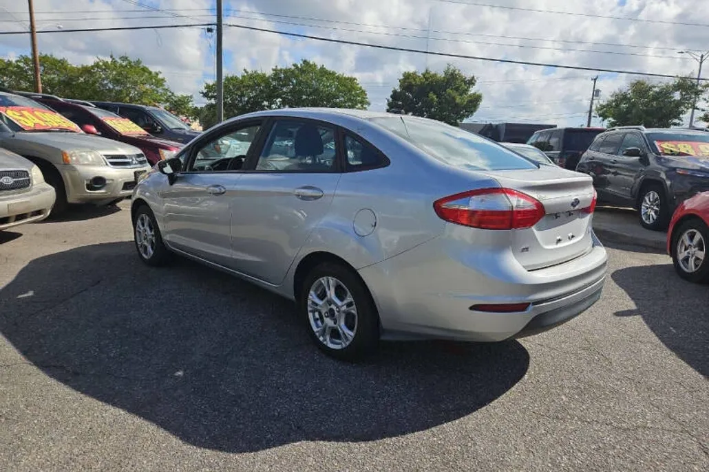 2016 Ford Fiesta SE photo 1
