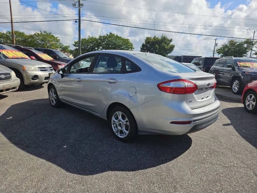 2016 Ford Fiesta SE photo 1