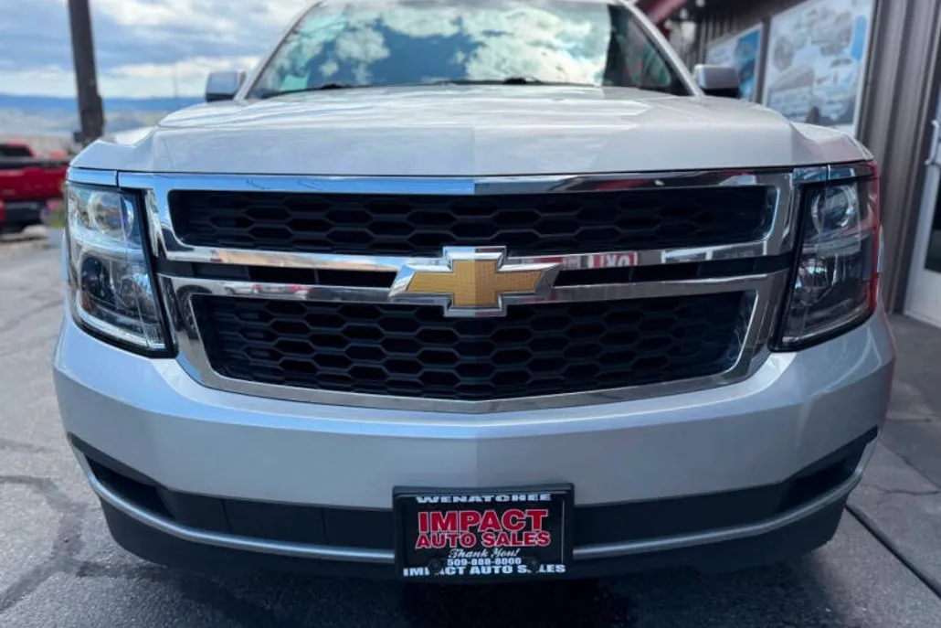 2017 Chevrolet Suburban LT photo 1