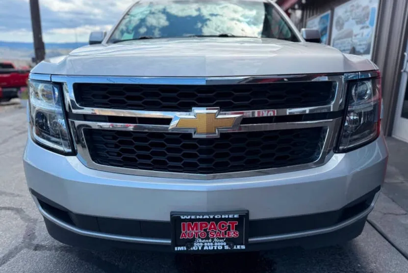 2017 Chevrolet Suburban LT photo 1