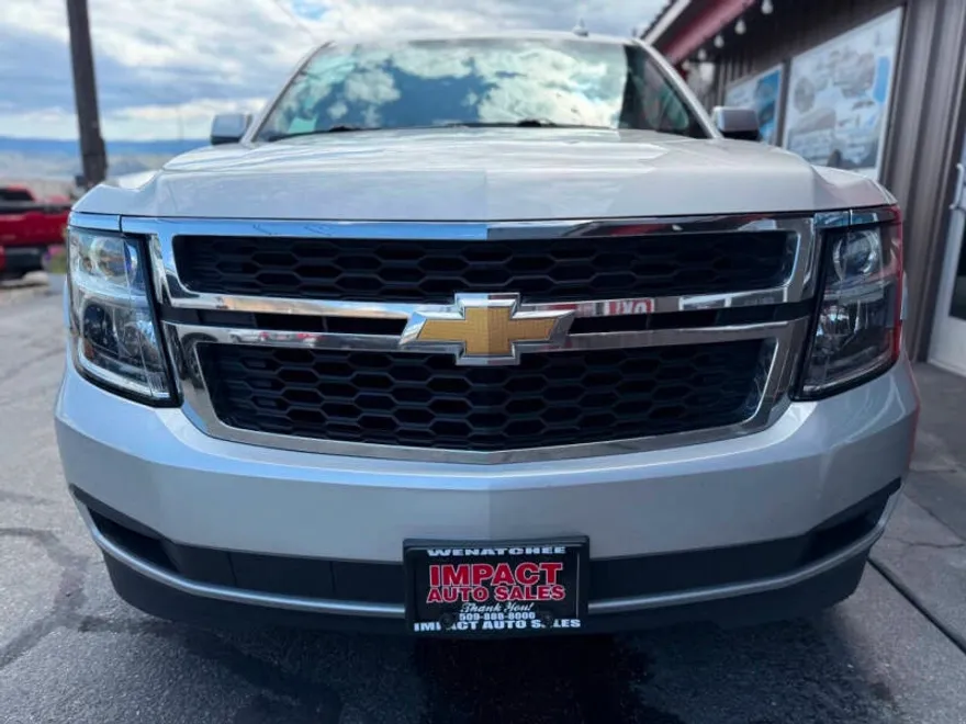 2017 Chevrolet Suburban LT photo 1