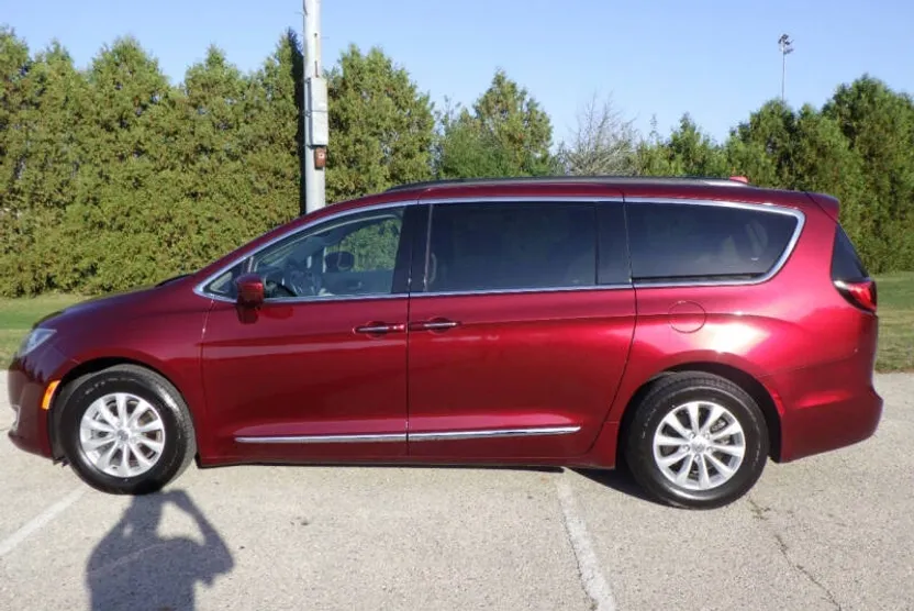 2017 Chrysler Pacifica Touring L photo 1