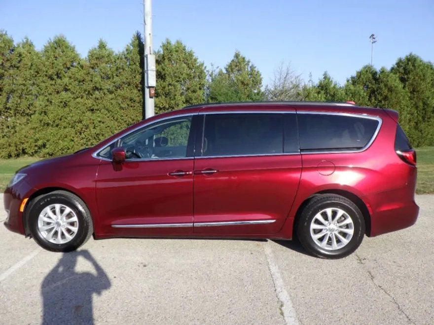 2017 Chrysler Pacifica Touring L photo 1