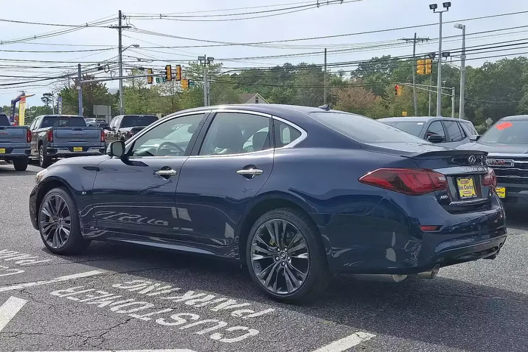 2016 Infiniti Q70 photo 1