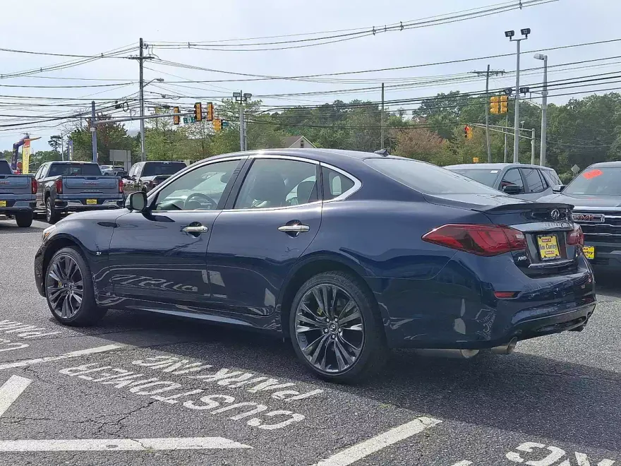 2016 Infiniti Q70 photo 1