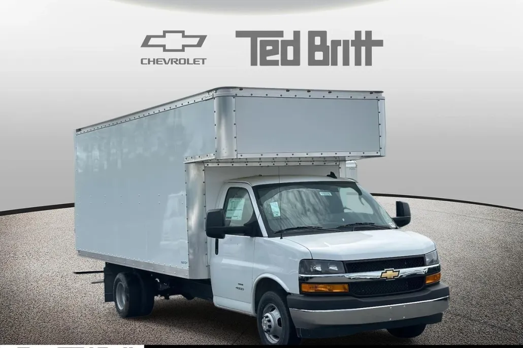 2025 Chevrolet Express Cutaway photo 1