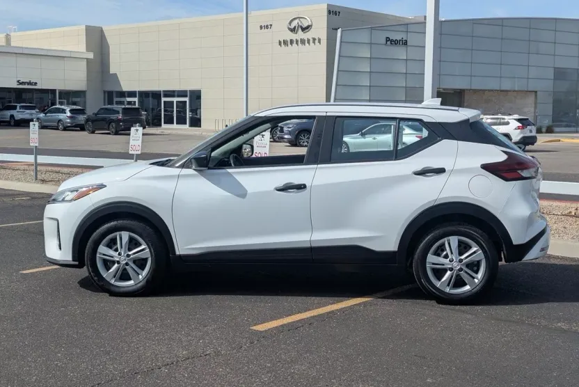 2023 Nissan Kicks S photo 1
