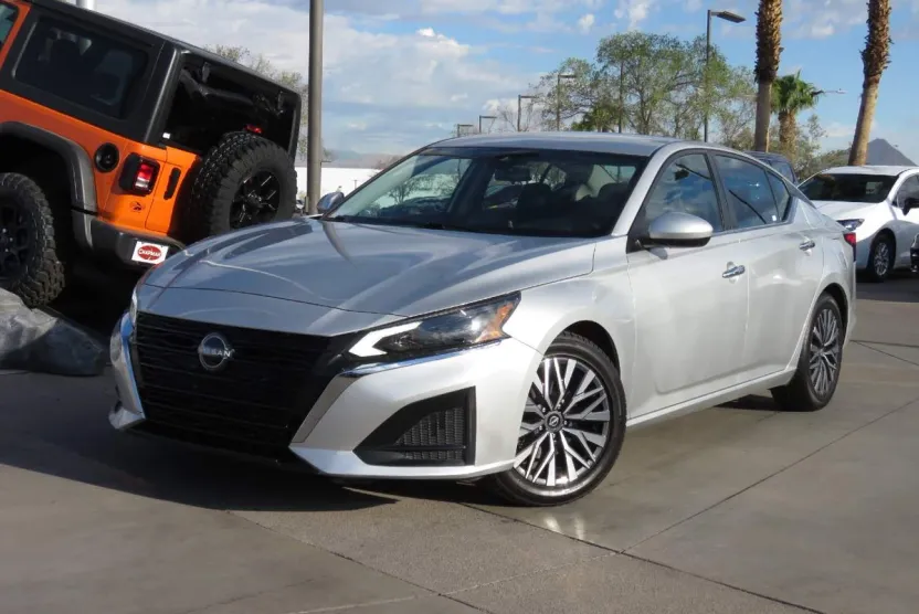 2023 Nissan Altima 2.5 SV photo 1