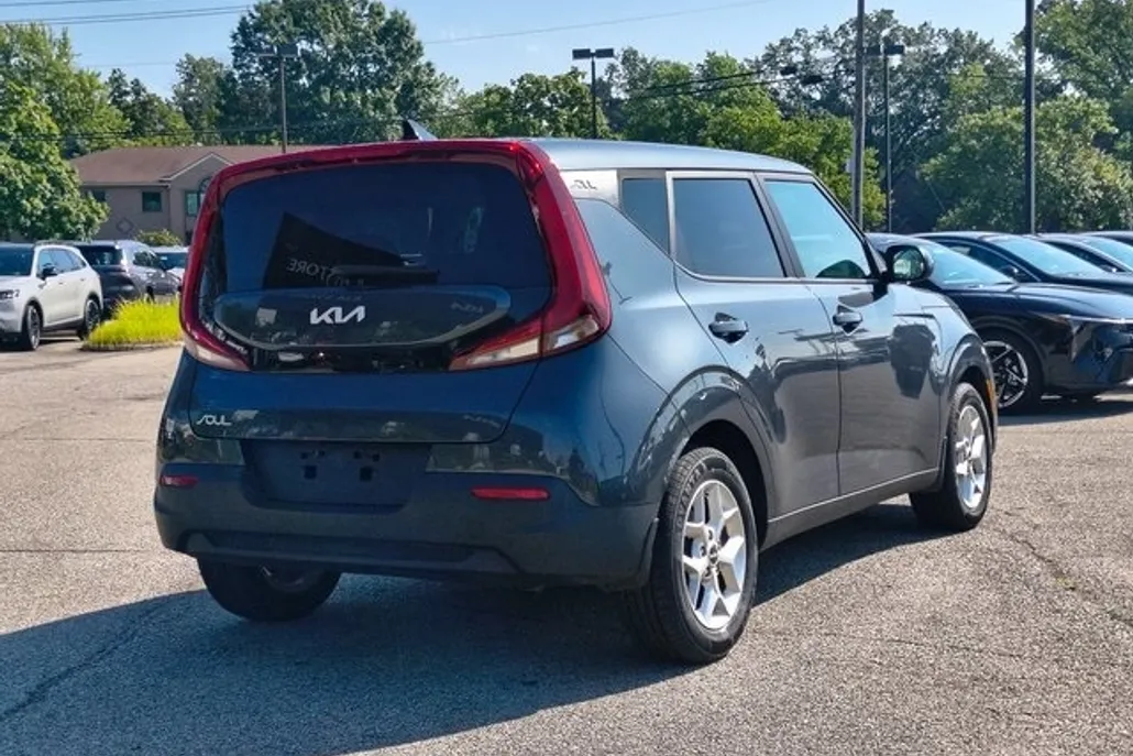 2022 Kia Soul LX photo 1