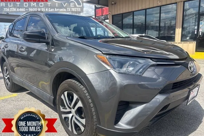 2016 Toyota RAV4 LE photo 1