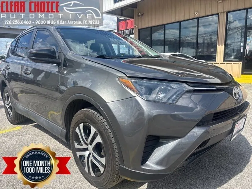 2016 Toyota RAV4 LE photo 1