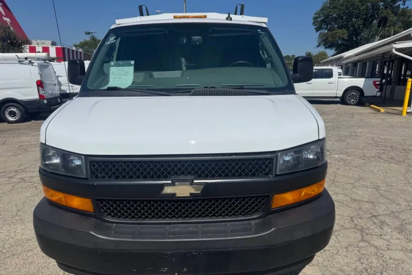 2018 Chevrolet Express 3500 Cutaway photo 1