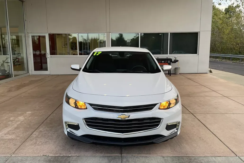 2017 Chevrolet Malibu 1LT photo 1